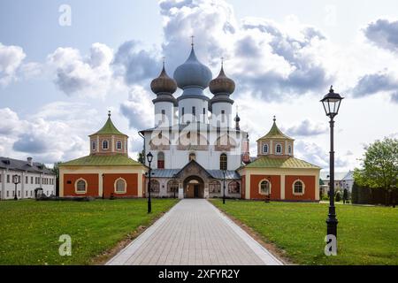 Cathédrale de l'Assomption du monastère Tikhvin de la Dormition de la mère de Dieu. Tikhvin, région de Leningrad, Russie Banque D'Images