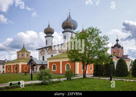 Cathédrale de l'Assomption et église de l'exaltation de la Sainte Croix du monastère Tikhvin de la Dormition de la mère de Dieu. Tikhvin, Leningrad Banque D'Images