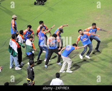 MUMBAI, INDE - 4 JUILLET : L'équipe indienne de cricket danse alors qu'elle célèbre la victoire de la Coupe du monde T20 avec les fans au stade Wankhede le 4 juillet 2024 à Mumbai, en Inde. (Photo de Prakash Parsekar/Hindustan Times/Sipa USA) Banque D'Images