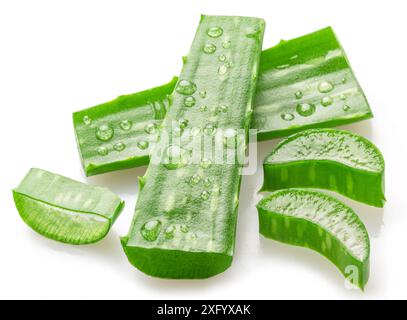 Coupes fraîches de feuille d'aloe Vera recouvertes de gouttes d'eau isolées sur fond blanc. Banque D'Images