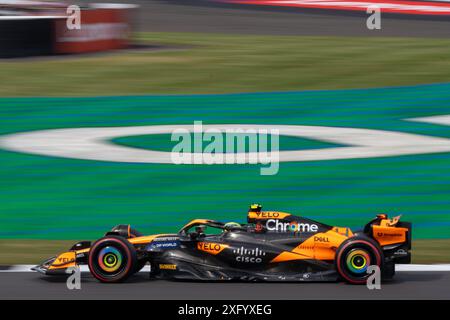 Silverstone (Towcester), Royaume-Uni, 05 Juil 2024, Lando Norris obtient le haut de la table lors des essais libres 2 au Grand Prix de Grande-Bretagne. Crédit : Christopher Neve/Alamy Live News Banque D'Images