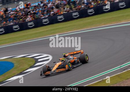 Silverstone (Towcester), Royaume-Uni, 05 Juil 2024, Lando Norris obtient le haut de la table lors des essais libres 2 au Grand Prix de Grande-Bretagne. Crédit : Christopher Neve/Alamy Live News Banque D'Images