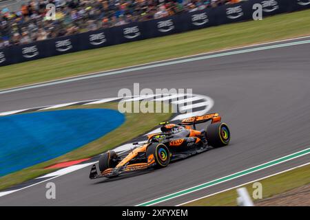 Silverstone (Towcester), Royaume-Uni, 05 Juil 2024, Lando Norris obtient le haut de la table lors des essais libres 2 au Grand Prix de Grande-Bretagne. Crédit : Christopher Neve/Alamy Live News Banque D'Images