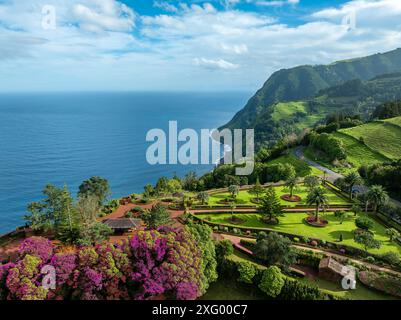 Vue depuis le Miradouro da Ponta do Sossego Nordeste, île de Sao Miguel, archipel des Açores, Portugal. Banque D'Images