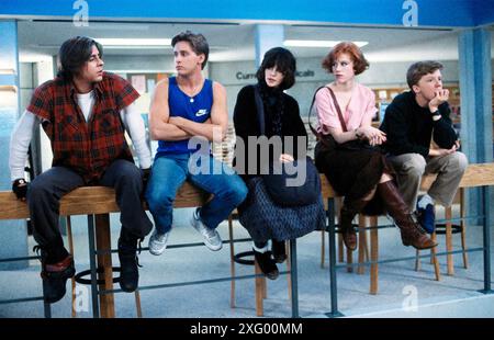 THE BREAKFAST CLUB 1985 Universal Pictures film avec de gauche à droite : Judd Nelson, Emilio Estevez, Ally Sheedy, Molly Ringwald, Anthony Hall Banque D'Images