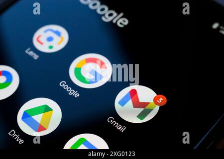 Dans cette illustration photo, les applications Google, Google Lens, Gmail et Drive s'affichent sur l'écran d'un smartphone. Banque D'Images