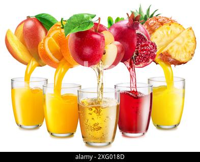 Collection de verres de jus et de jus frais versant des fruits dans les verres sur fond blanc. Banque D'Images