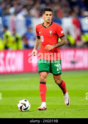 Le Portugais Joao Cancelo en action lors de l'UEFA Euro 2024, quart de finale au Volksparkstadion, Hambourg, Allemagne. Date de la photo : vendredi 5 juillet 2024. Banque D'Images