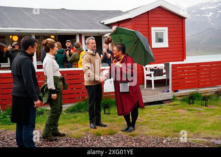 Groenland, Danemark. 05 juillet 2024. Le roi Frederik X et la reine Mary visitent le village Igaliku au Groenland, vendredi 5 juillet 2024. Le couple royal visite officiellement le Groenland du 29 juin au 6 juillet 2024. La visite commence dans la baie de Disko et le couple royal voyage ensuite avec Dannebrog vers le sud le long de la côte ouest du Groenland. (Photo : IDA Marie Odgaard/Scanpix 2024) crédit : Ritzau/Alamy Live News Banque D'Images