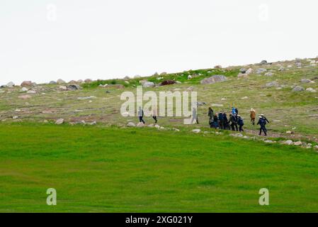 Groenland, Danemark. 05 juillet 2024. Le roi Frederik X et la reine Mary visitent le village Igaliku au Groenland, vendredi 5 juillet 2024. Le couple royal visite officiellement le Groenland du 29 juin au 6 juillet 2024. La visite commence dans la baie de Disko et le couple royal voyage ensuite avec Dannebrog vers le sud le long de la côte ouest du Groenland. (Photo : IDA Marie Odgaard/Scanpix 2024) crédit : Ritzau/Alamy Live News Banque D'Images