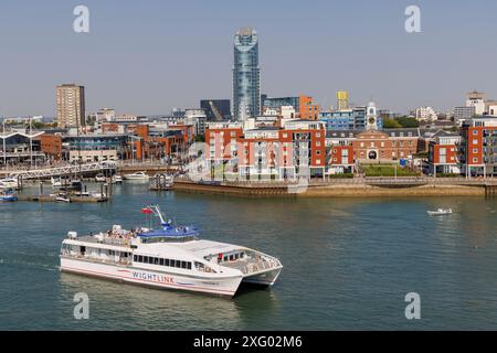 Catamaran Wightlink quittant le port de Portsmouth, Hampshire, Angleterre, Royaume-Uni Banque D'Images