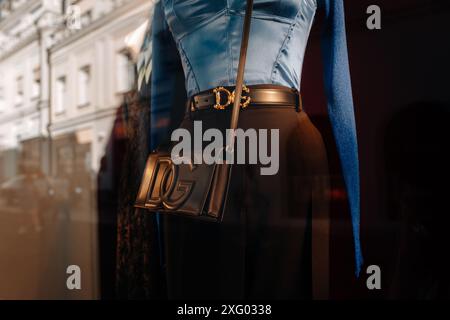 Détails de mode d'une blouse bleue, pantalon noir, sac à main femme en cuir Dolce & Gabbana - maison de luxe italienne Banque D'Images