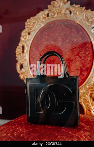 Sac à main femme en cuir noir Dolce & Gabbana - maison de luxe italienne Banque D'Images