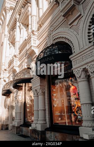 Façade de la célèbre boutique de luxe Dolce & Gabbana sur la rue commerçante historique de Moscou. Maison de luxe italienne Banque D'Images