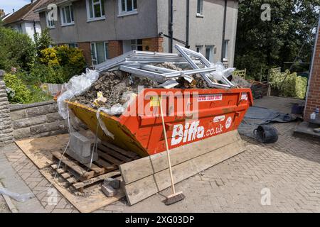 Skip with Waste from House rénovation, Bridgend, Wales, UK Banque D'Images