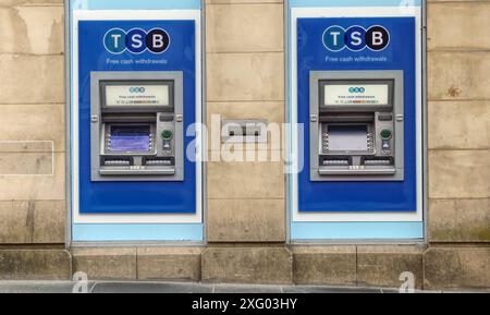 Londres, Royaume-Uni, 23 juin 2024, distributeur de billets dans le mur devant la banque dans le centre-ville Banque D'Images
