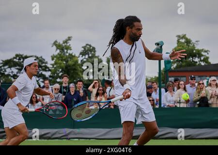 Londres, Royaume-Uni. 05 juillet 2024. 5 juillet 2024, Londres, Londres, Grande-Bretagne : Sebastian Baez (ARG), Dustin Brown (JAM) en action sur le terrain lors des Championnats de Wimbledon (crédit image : © Mathias Schulz/ZUMA Press Wire) USAGE ÉDITORIAL SEULEMENT! Non destiné à UN USAGE commercial ! Crédit : ZUMA Press, Inc/Alamy Live News Banque D'Images