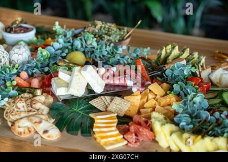 Table remplie de divers apéritifs Banque D'Images