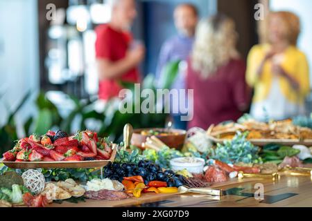 Table remplie de divers apéritifs Banque D'Images