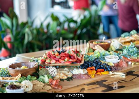 Table remplie de divers apéritifs Banque D'Images