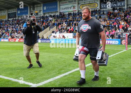 Paul Smith, l'homme le plus fort du Royaume-Uni, lors d'une tentative record avant le match de la Betfred Super League Round 16 Warrington Wolves vs Huddersfield Giants au stade Halliwell Jones, Warrington, Royaume-Uni, le 5 juillet 2024 (photo par Gareth Evans/News images) Banque D'Images