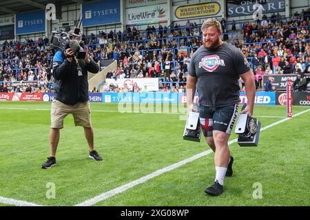 Paul Smith, l'homme le plus fort du Royaume-Uni, lors d'une tentative record avant le match de la Betfred Super League Round 16 Warrington Wolves vs Huddersfield Giants au stade Halliwell Jones, Warrington, Royaume-Uni, le 5 juillet 2024 (photo par Gareth Evans/News images) Banque D'Images