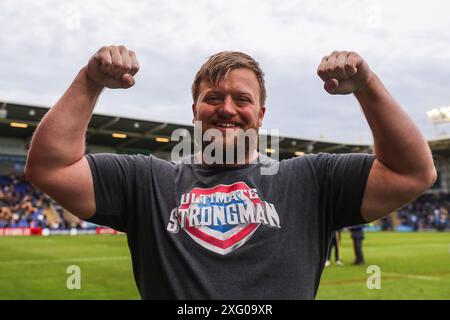 Warrington, Royaume-Uni. 05 juillet 2024. Paul Smith est l'homme le plus fort du Royaume-Uni après une tentative record avant le match de la Betfred Super League Round 16 Warrington Wolves vs Huddersfield Giants au Halliwell Jones Stadium, Warrington, Royaume-Uni, le 5 juillet 2024 (photo par Gareth Evans/News images) à Warrington, Royaume-Uni le 7/5/2024. (Photo de Gareth Evans/News images/SIPA USA) crédit : SIPA USA/Alamy Live News Banque D'Images