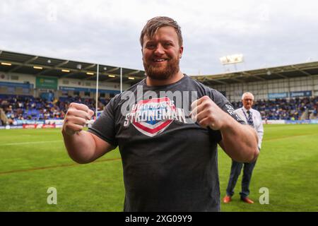 Warrington, Royaume-Uni. 05 juillet 2024. Paul Smith est l'homme le plus fort du Royaume-Uni après une tentative record avant le match de la Betfred Super League Round 16 Warrington Wolves vs Huddersfield Giants au Halliwell Jones Stadium, Warrington, Royaume-Uni, le 5 juillet 2024 (photo par Gareth Evans/News images) à Warrington, Royaume-Uni le 7/5/2024. (Photo de Gareth Evans/News images/SIPA USA) crédit : SIPA USA/Alamy Live News Banque D'Images