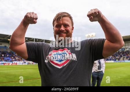 Warrington, Royaume-Uni. 05 juillet 2024. Paul Smith est l'homme le plus fort du Royaume-Uni après une tentative record avant le match de la Betfred Super League Round 16 Warrington Wolves vs Huddersfield Giants au Halliwell Jones Stadium, Warrington, Royaume-Uni, le 5 juillet 2024 (photo par Gareth Evans/News images) à Warrington, Royaume-Uni le 7/5/2024. (Photo de Gareth Evans/News images/SIPA USA) crédit : SIPA USA/Alamy Live News Banque D'Images