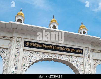 Vue rapprochée de l'entrée ornée de Gurudwara Sri Bangla Sahib, lieu de culte sikh, New Delhi, Inde Banque D'Images