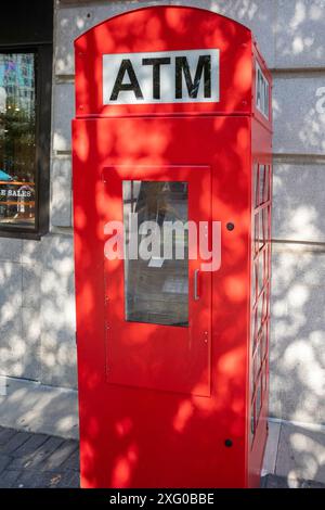 Grand Rapids, Michigan - un guichet automatique déguisé en cabine téléphonique britannique au concours ArtPrize. L'exposition d'art annuelle et l'événement culturel mettent en vedette Mo Banque D'Images