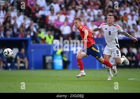 Dani Olmo (Espagne)Toni Kroos (Allemagne) lors du match UEFA Euro Allemagne 2024 entre Espagne 2-1 Allemagne à Stuttgart Arena le 05 juillet 2024 à Stuttgart, Allemagne. Crédit : Maurizio Borsari/AFLO/Alamy Live News Banque D'Images