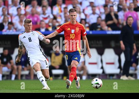 Dani Olmo (Espagne)Toni Kroos (Allemagne) lors du match UEFA Euro Allemagne 2024 entre Espagne 2-1 Allemagne à Stuttgart Arena le 05 juillet 2024 à Stuttgart, Allemagne. Crédit : Maurizio Borsari/AFLO/Alamy Live News Banque D'Images