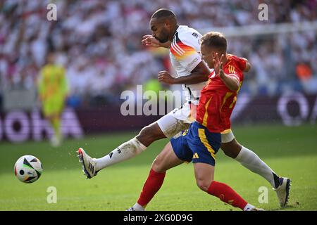 Jonathan Tah (Allemagne)Dani Olmo (Espagne) lors du match UEFA Euro Allemagne 2024 entre Espagne 2-1 Allemagne à Stuttgart Arena le 05 juillet 2024 à Stuttgart, Allemagne. Crédit : Maurizio Borsari/AFLO/Alamy Live News Banque D'Images