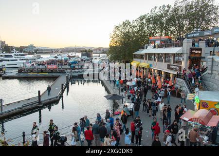 Victoria, CANADA - 1 juillet 2024 : une foule nombreuse se rassemble à l'intérieur du port de Victoria pour célébrer la fête du Canada Banque D'Images