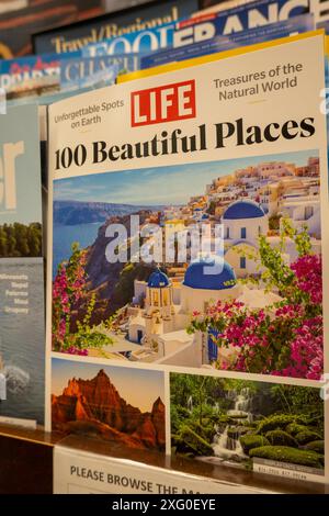 Barnes & Noble Booksellers sur la Cinquième Avenue à New York propose une large sélection de magazines. USA 2024 Banque D'Images