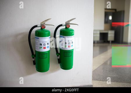 Un grand extincteur a été installé dans la salle des serveurs pour plus de sécurité. Banque D'Images