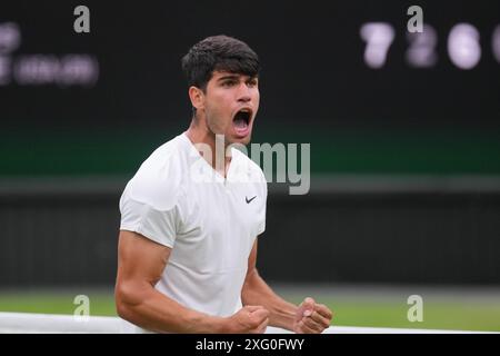 LONDRES, ANGLETERRE - 5 JUILLET : Carlos Alcaraz (ESP) célèbre lors de son match de troisième tour de Gentlemen's Singles contre Frances Tiafoe (USA) lors de la cinquième journée des Championnats Wimbledon 2024 au All England Lawn Tennis and Croquet Club le 5 juillet 2024 à Londres, Angleterre crédit : MB Media solutions/Alamy Live News Banque D'Images