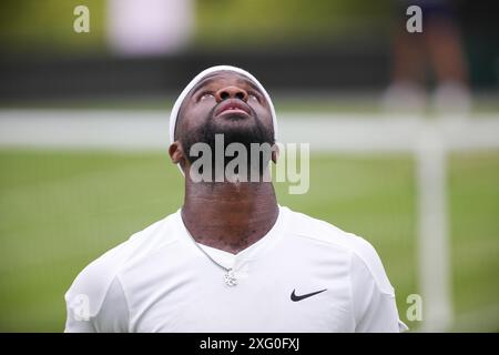 LONDRES, ANGLETERRE - 5 JUILLET : Frances Tiafoe (États-Unis) lors de son match de troisième tour de Gentlemen's Singles contre Carlos Alcaraz (ESP) lors de la cinquième journée des Championnats de Wimbledon 2024 au All England Lawn Tennis and Croquet Club le 5 juillet 2024 à Londres, Angleterre. Crédit : MB Media solutions/Alamy Live News Banque D'Images