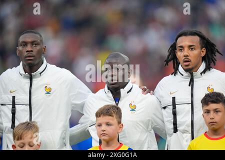 Hambourg, Allemagne. 5 juillet 2024. Aurelien Tchouameni (à gauche), N’Golo Kante (au centre) et Jules Kounde (à droite) lors du match Portugal contre France UEFA Euro 2024 quart de finale au Volksparkstadion Hambourg le 05 juillet 2024. (Photo par : Dimitrije Vasiljevic) crédit : Dimitrije Vasiljevic/Alamy Live News Banque D'Images