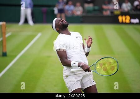 LONDRES, ANGLETERRE - 5 JUILLET : Frances Tiafoe (États-Unis) lors de son match de troisième tour de Gentlemen's Singles contre Carlos Alcaraz (ESP) lors de la cinquième journée des Championnats de Wimbledon 2024 au All England Lawn Tennis and Croquet Club le 5 juillet 2024 à Londres, Angleterre. Crédit : MB Media solutions/Alamy Live News Banque D'Images