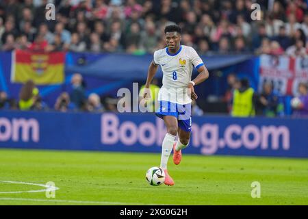 Hambourg, Allemagne. 5 juillet 2024. Le Français Aurelien Tchouameni contrôle le ballon lors du match Portugal - France UEFA Euro 2024 quart de finale au Volksparkstadion Hambourg le 5 juillet 2024. (Photo par : Dimitrije Vasiljevic) crédit : Dimitrije Vasiljevic/Alamy Live News Banque D'Images