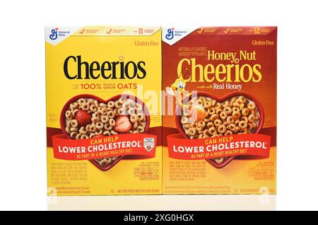 IRVINE, CALIFORNIE - 5 JUILLET 2024 : deux boîtes de céréales pour petit déjeuner, Cheerios et Honey Nut Cheerios. Banque D'Images