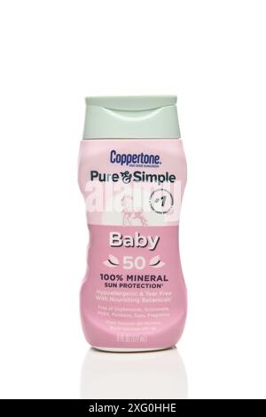 IRVINE, CALIFORNIE - 5 JUILLET 2024 : une bouteille de Coppertone Pure and simple Baby Sun protection. Banque D'Images