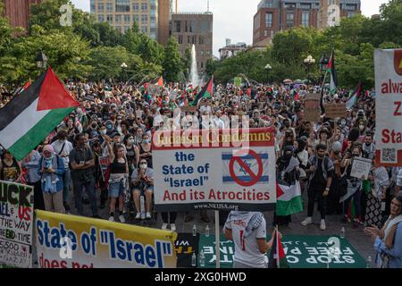 Manhattan, New York, États-Unis. 4 juillet 2024. Manifestants pro-palestiniens au Washington Square Park lors du ''Flood 4 juillet pour la Palestine'' Rallye à New York. (Crédit image : © Derek French/SOPA images via ZUMA Press Wire) USAGE ÉDITORIAL SEULEMENT! Non destiné à UN USAGE commercial ! Banque D'Images