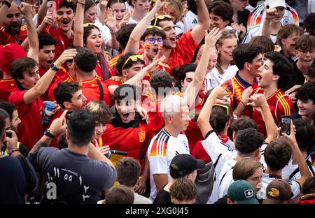 Viertelfinalspiel EM Deutschland-Spanien 20240705 UEFA EURO 2024 affichage public Schlossplatz Stuttgart Fussball Fan zone kurz vor dem Spielbeginn jubelnde Spanier in der Fanzone Stuttgart Baden Württemberg Deutschland *** quart de finale Championnat d'Europe Allemagne Espagne 20240705 UEFA EURO 2024 public Viewing Schlossplatz Stuttgart Football Fan zone peu avant le début du match acclamant les Espagnols dans la fan zone Stuttgart Baden Württemberg Allemagne Banque D'Images