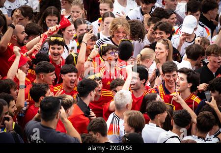 Viertelfinalspiel EM Deutschland-Spanien 20240705 UEFA EURO 2024 affichage public Schlossplatz Stuttgart Fussball Fan zone kurz vor dem Spielbeginn jubelnde Spanier in der Fanzone Stuttgart Baden Württemberg Deutschland *** quart de finale Championnat d'Europe Allemagne Espagne 20240705 UEFA EURO 2024 public Viewing Schlossplatz Stuttgart Football Fan zone peu avant le début du match acclamant les Espagnols dans la fan zone Stuttgart Baden Württemberg Allemagne Banque D'Images