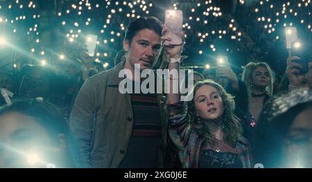 DATE DE SORTIE : 2 août 2024. TITRE : piège. STUDIO : Warner Bros. RÉALISATEUR : M. Night Shyamalan. INTRIGUE : un père et sa fille adolescente assistent à un concert pop seulement pour réaliser qu'ils sont entrés au centre d'un événement sombre et sinistre. EN VEDETTE : JOSH HARTNETT dans le rôle de Cooper, ARIEL DONOGHUE dans le rôle de Riley. (Crédit image : © Warner Bros/Entertainment Pictures/ZUMAPRESS.com) USAGE ÉDITORIAL UNIQUEMENT ! Non destiné à UN USAGE commercial ! Banque D'Images