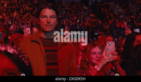 DATE DE SORTIE : 2 août 2024. TITRE : piège. STUDIO : Warner Bros. RÉALISATEUR : M. Night Shyamalan. INTRIGUE : un père et sa fille adolescente assistent à un concert pop seulement pour réaliser qu'ils sont entrés au centre d'un événement sombre et sinistre. EN VEDETTE : JOSH HARTNETT dans le rôle de Cooper, ARIEL DONOGHUE dans le rôle de Riley. (Crédit image : © Warner Bros/Entertainment Pictures/ZUMAPRESS.com) USAGE ÉDITORIAL UNIQUEMENT ! Non destiné à UN USAGE commercial ! Banque D'Images