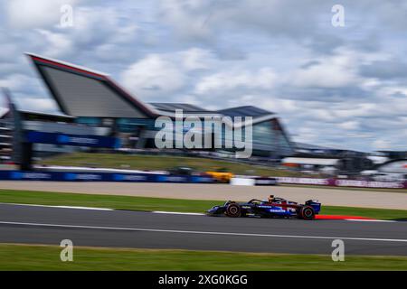 NORTHAMPTONSHIRE, ROYAUME-UNI. 05 juillet 24. Alexander Albon (Thaïlande) de Williams Racing action dans la pratique 2 d'aujourd'hui lors du Qatar Airways British Grand Prix 2024 sur le circuit de Silverstone le vendredi 05 juillet 2024 dans LE NORTHAMPTONSHIRE, ANGLETERRE. Crédit : Taka G Wu/Alamy Live News Banque D'Images